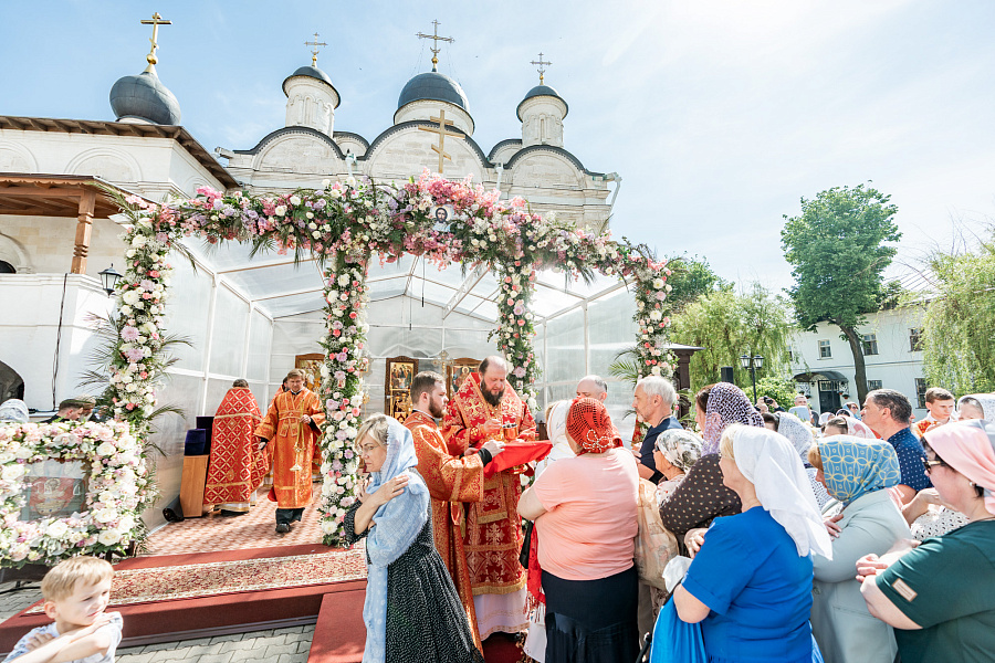 Божественная литургия во Введенском Владычнем монастыре города Серпухова